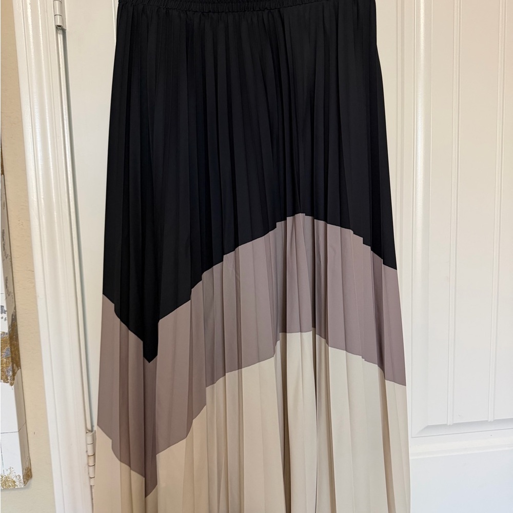 Max Studio Black and Cream Color Block Maxi Skirt